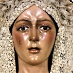 Primer plano de la Macarena, cuyo rostro lleno de lágrimas cobra este año especial significado. J.M. PAGADOR