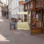 Tiendas y bares vacíos en calles desiertas. CHEMA BUENECHEA