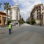 Un cámara toma imágenes de la ciudad desierta. J.M. PAGADOR