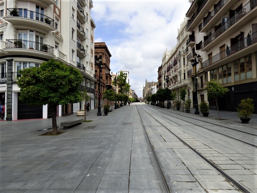 La desolación de la ciudad aterrada por el coronavirus. En la imagen, Sevilla. J.M. PAGADOR