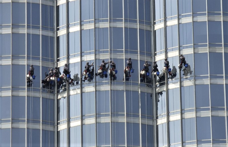 Los peores y peor pagados trabajos son para los inmigrantes. Limpiacristales en un rascacielos de Dubai. J.M. PAGADOR
