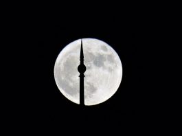 Superluna sobre la plaza de España de Sevilla. J.M. PAGADOR