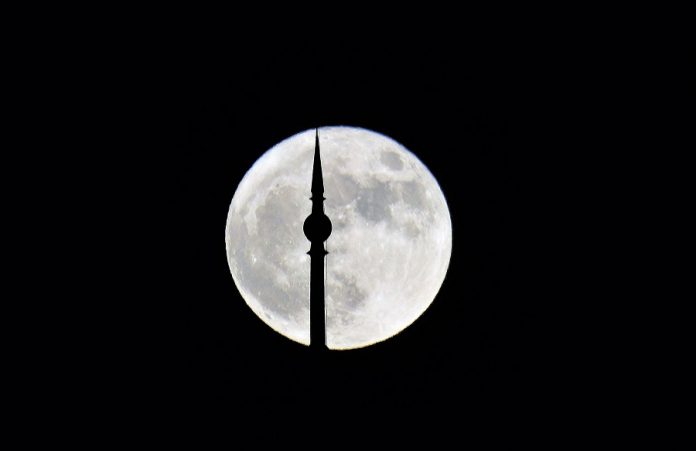Superluna sobre la plaza de España de Sevilla. J.M. PAGADOR