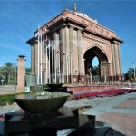 Uno de los suntuosos accesos al complejo. J.M. PAGADOR