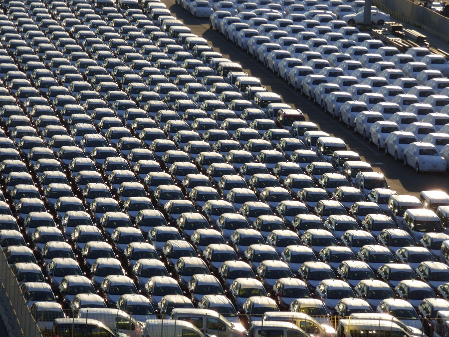 El mundo urbano necesita bienes incesantemente. En la imagen, automóviles nuevos listos para embarcar en un puerto italiano. J.M. PAGADOR