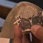 De oro y diamantes, la mascarilla más cara del mundo. TELEMUNDO