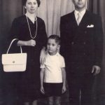 Manuel Suárez niño, con sus padres en Montevideo.