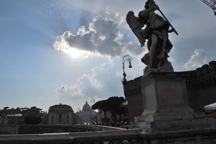 El Vaticano debe despejar las sombras del pasado que aún marginan a las mujeres. J.M. PAGADOR