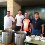 En una de las múltiples iniciativas con las que colabora como cocinero.