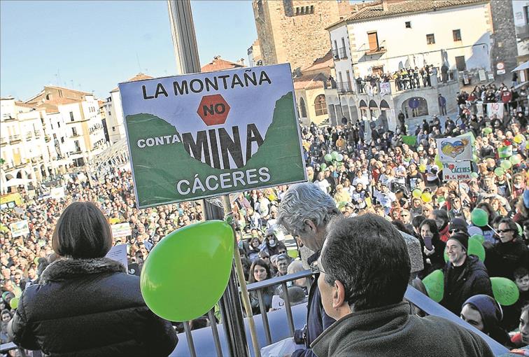 Plaza Mayor de Cáceres abarrotada en una protesta contra la mina. ANTONIO MARTÍN - PERIÓDICO EXTREMADURA