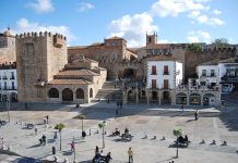 La destrucción de Cáceres, crónica de una muerte anunciada Plaza Mayor de Cáceres. Una ciudad en peligro. J.M. PAGADOR