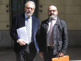 El periodista, a la izquierda, con su letrado y responsable del Departamento Jurídico de PROPRONEWS.