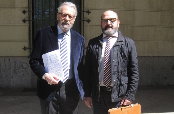 El periodista, a la izquierda, con su letrado y responsable del Departamento Jurídico de PROPRONEWS.