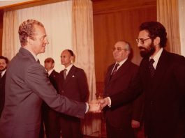 El periodista saluda al rey que salvó la democracia y la vida de tantos periodistas, en una audiencia en la Zarzuela. ARCHIVO J.M. PAGADOR