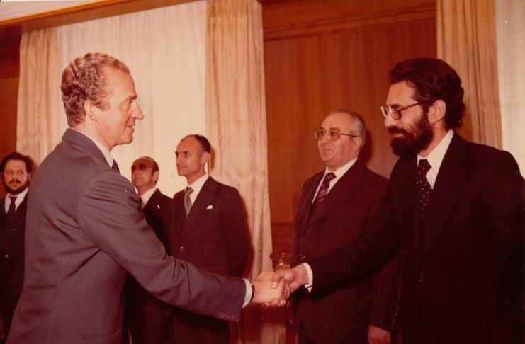 El periodista saluda al rey que salvó la democracia y la vida de tantos periodistas, en una audiencia en la Zarzuela. ARCHIVO J.M. PAGADOR