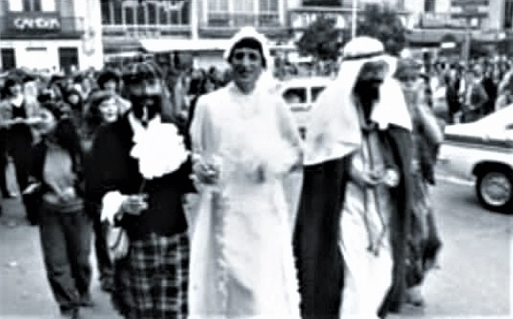 J.M. Pagador , de moro, y Ángel L. López, de novia, primeros disfrazados el sábado 7 de marzo de 1981. ARCHIVO J.M. PAGADOR