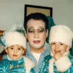 José Mª, preparándose para el desfile de carnaval, con sus nietos Adrián y Laura. ARCHIVO J.M. PAGADOR