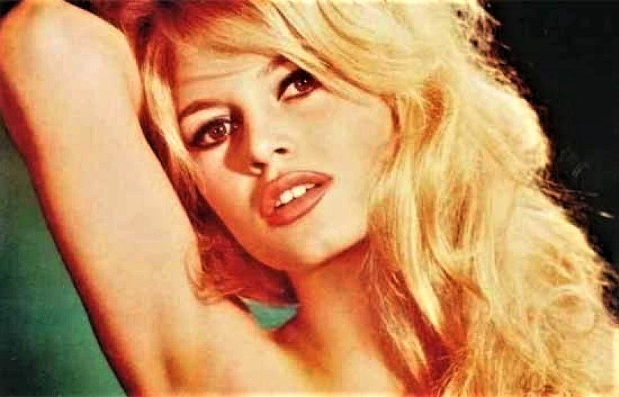 Por Brigitte Bardot faltó a una carrera y fue apartado del equipo.