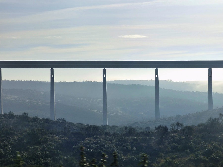 Viaducto del AVE en la provincia de Cáceres, pero que no enlaza con Lisboa por aquí. J.M. PAGADOR