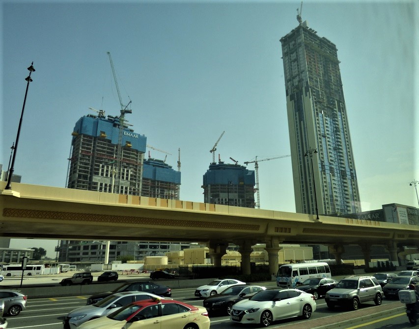 Una avenida de Dubai. La ciudad se hace inhumana. J.M. PAGADOR