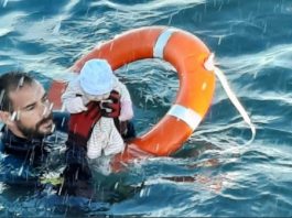 El guardia civil se tiró al mar y salvó a este bebé. RTVE