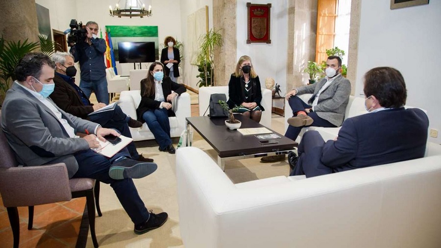 El movimiento antimina, con el presidente de la Junta de Extremadura