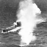 El submarino U-77, en el momento de ser atacado por la aviación británica.