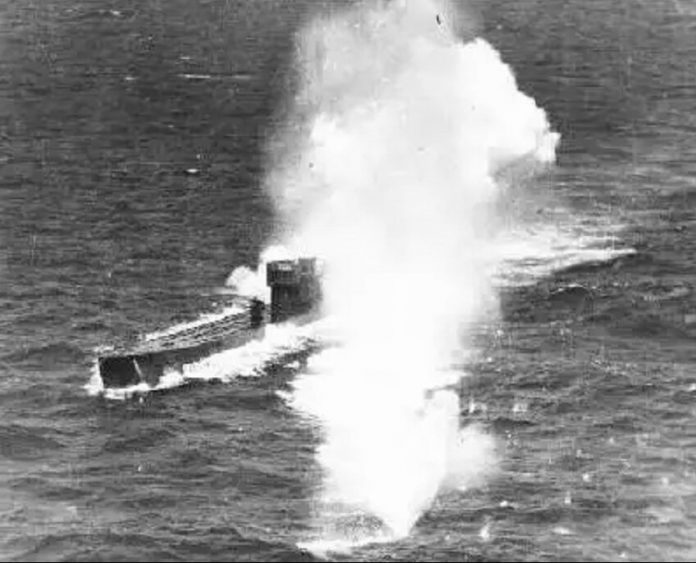 El submarino U-77, en el momento de ser atacado por la aviación británica.
