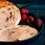 Galantina de ave rellena de su mousse, bacon, trufa, piñones y foie con pastel de patata.