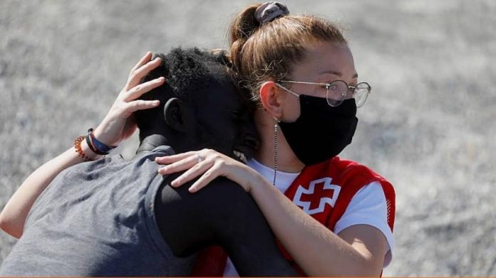 Luna Reyes consuela a un inmigrante, en un gesto cargado de humanidad. RTVE