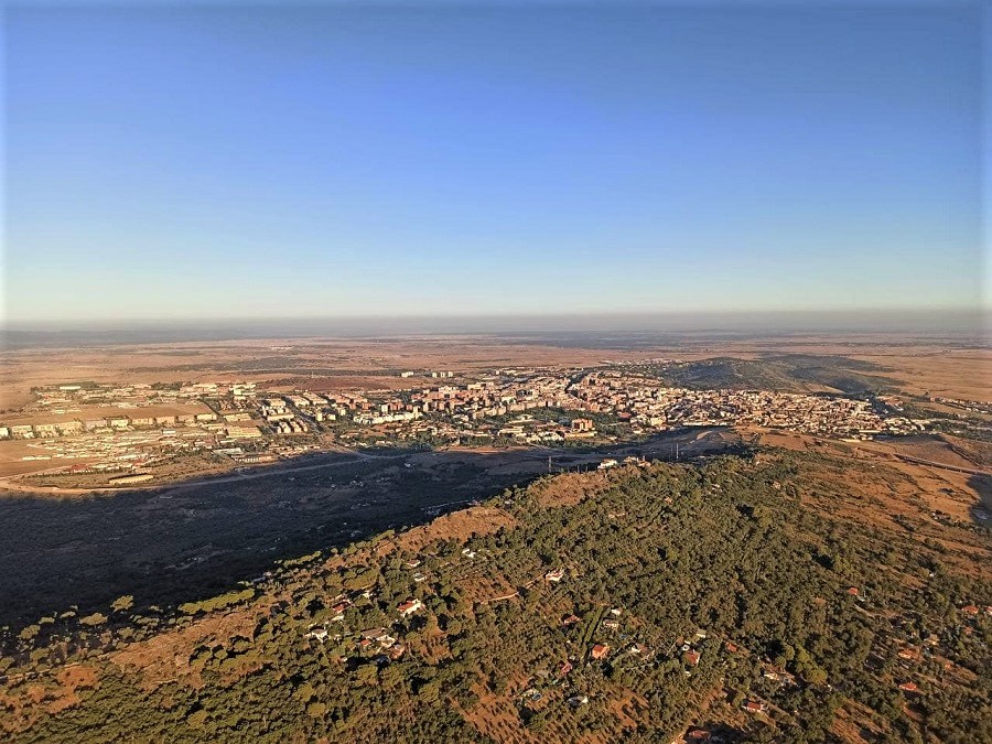 Vista aérea de Cáceres, con su Montaña sagrada, ambas en grave peligro si la mina siguiera adelante.