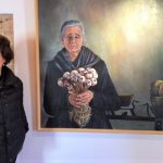 En una exposición, ante una de sus obras con figura.