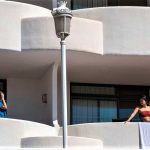 Algunos adolescentes del macrobrote, confinados en el hotel de Mallorca. RTVE