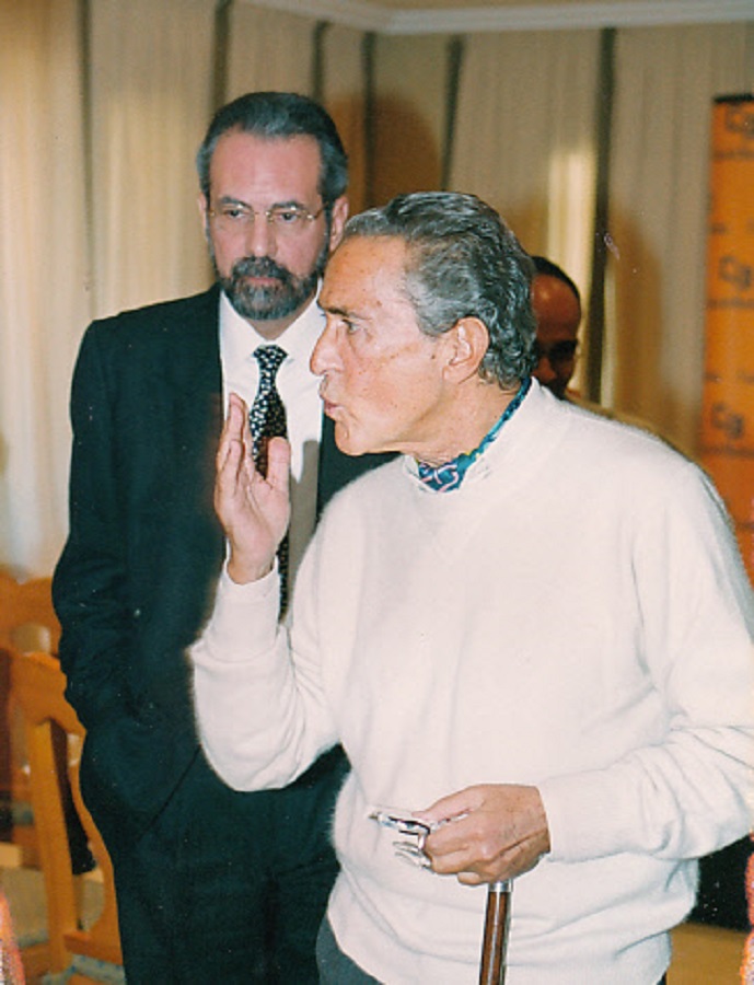 Antonio Gala y el periodista, llegando a la cena. ARCHIVO J.M. PAGADOR