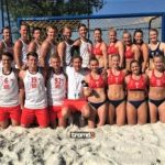 La diferencia de exigencia indumentaria salta a la vista.