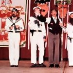 El grupo de Pagador, 1ºIz,, disfrazados de ‘Marineros del Azor’, con S.Thovar de funcionario. ARCHIVO J.M. PAGADOR