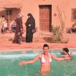 En un resort marroquí, el contraste entre la turista europea y las mujeres nativas. ELISA BLÁZQUEZ