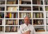 El periodista, en su biblioteca en su casa de Cádiz, con su último libro publicado. PROPRONews