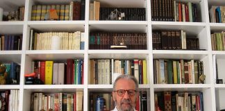 El periodista, en su biblioteca en su casa de Cádiz, con su último libro publicado. PROPRONews