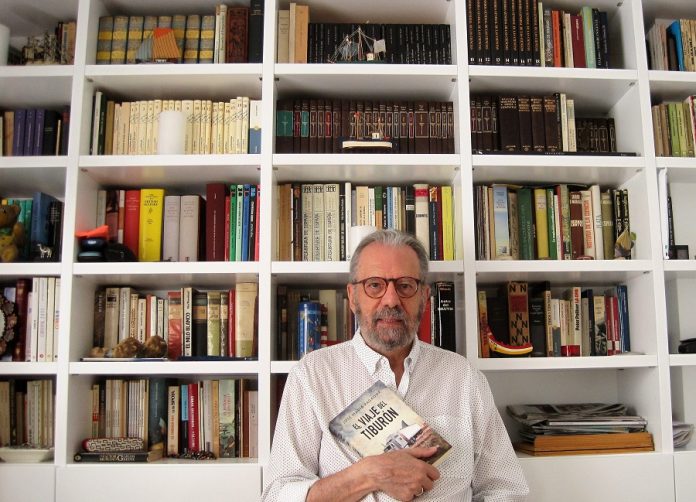 El periodista, en su biblioteca en su casa de Cádiz, con su último libro publicado. PROPRONews