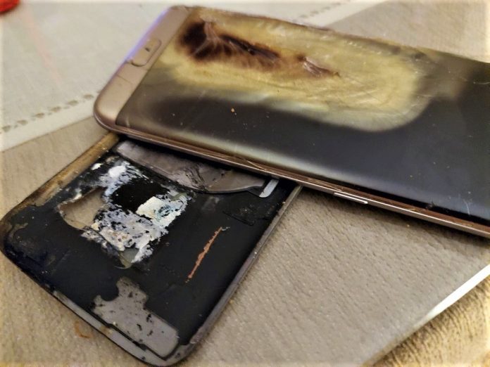 La explosión hizo saltar la carcasa y quemó el celular. CEDIDA