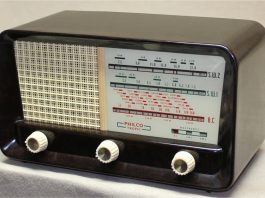 ...la música de unos gaiteros que sale de una radio 'Philco'.