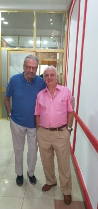 José María Pagador y Gonzalo Martín, en el interior del local adquirido para la biblioteca. PROPRONews