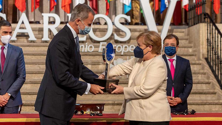 Angela Merkel, maestra del consenso, recibiendo el premio Carlos V en Yuste. RTVE