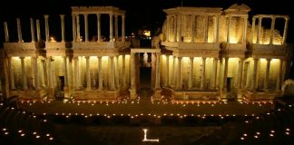 Cientos de velas iluminaron el Teatro Romano de Mérida para conmemorar la 50ª edición del Festival.