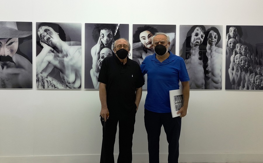 Escribano, con José Manuel Villafaina, autor del reportaje, ante la serie de máscaras sobre desnudos.