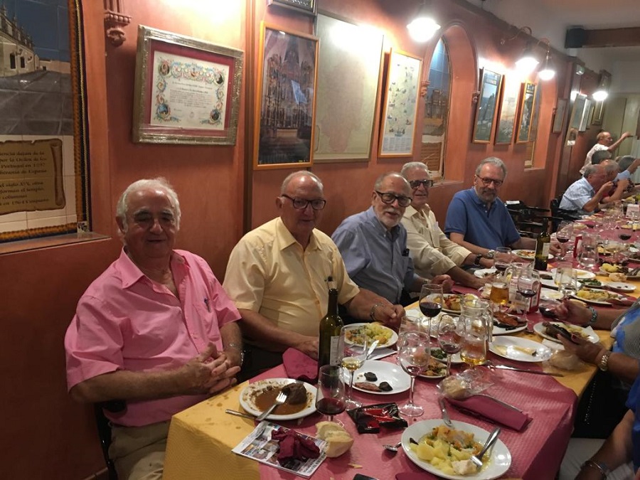 José María Pagador (5i), con directivos de la Casa, entre ellos el presidente, Gonzalo Martín, en la comida donde se comunicó la donación. PROPRONews