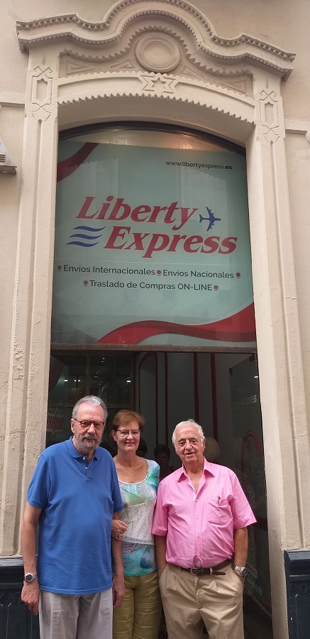 José María Pagador con su esposa y el presidente de la Casa, a la entrada del hermoso local adquirido para la biblioteca del periodista. PROPRONews