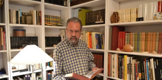 José María Pagador, en una de sus bibliotecas. PROPRONews