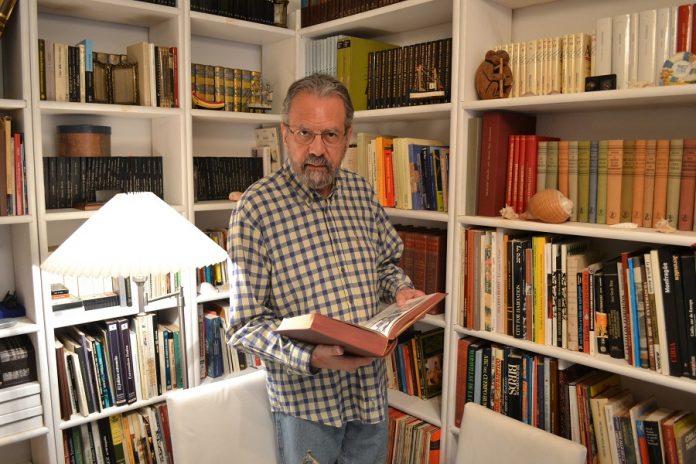 José María Pagador, en una de sus bibliotecas. PROPRONews